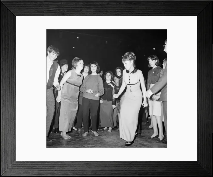 Framed Print : Ready Steady Go - Teenage TV pop music and dancing show on ATV TV from 1963-1966 Framed Print : Ready Steady Go - Teenage TV pop music and dancing show on ATV TV from 1963-1966