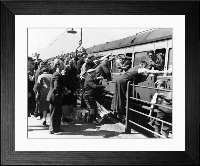 Framed Print : The Dunkirk evacuation, the evacuation of Allied soldiers from the beaches Framed Print : The Dunkirk evacuation, the evacuation of Allied soldiers from the beaches