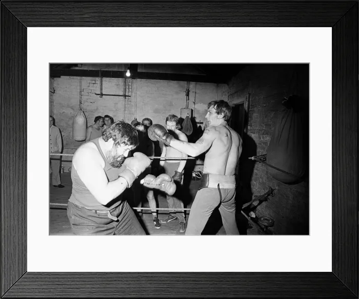 Framed Print : Boxing Gym in Teesside, 1976 Framed Print : Boxing Gym in Teesside, 1976