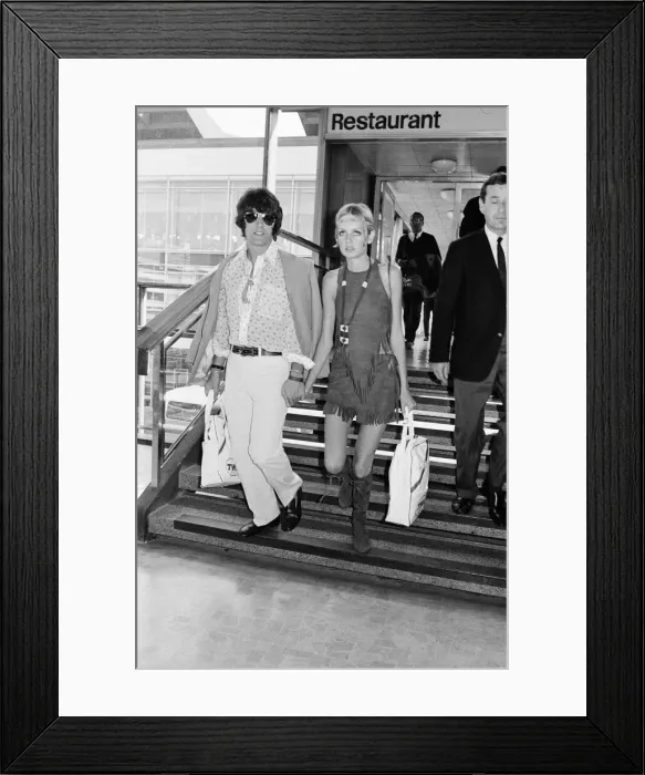 Framed Print : Twiggy, (real name Leslie Hornby) English model, seen in a Hippie gear outfit leaving