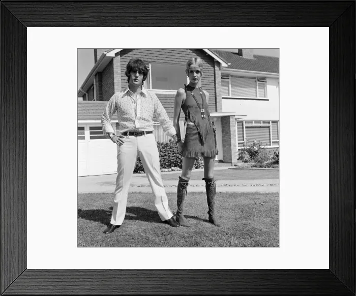 Framed Print : Twiggy, (real name Leslie Hornby) English model, seen in a Hippy gear outfit Framed Print : Twiggy, (real name Leslie Hornby) English model, seen in a Hippy gear outfit