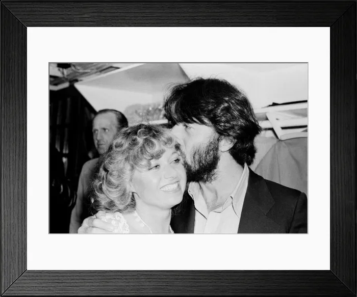 Framed Print : Picture shows Dustin Hoffman (left) and Elaine Paige (right) Framed Print : Picture shows Dustin Hoffman (left) and Elaine Paige (right)
