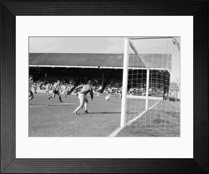 Framed Print : Reading 2-1 Walsall, league match at Elm Park, Saturday 7th September 1985 Framed Print : Reading 2-1 Walsall, league match at Elm Park, Saturday 7th September 1985