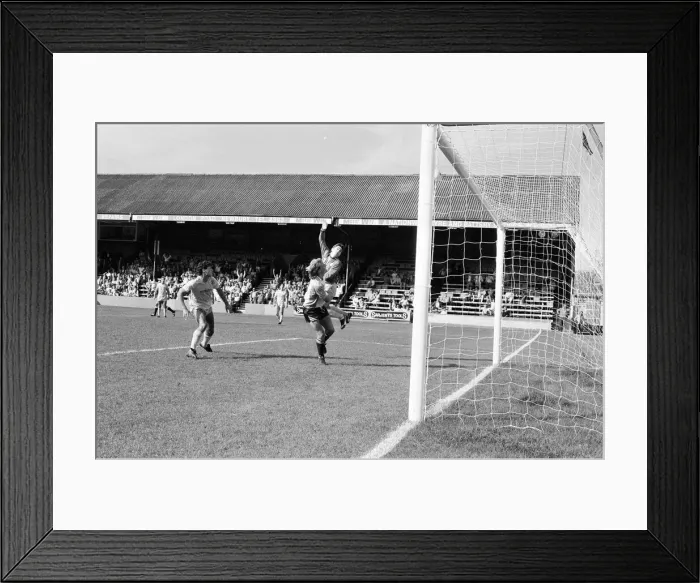 Framed Print : Reading 2-1 Walsall, league match at Elm Park, Saturday 7th September 1985 Framed Print : Reading 2-1 Walsall, league match at Elm Park, Saturday 7th September 1985