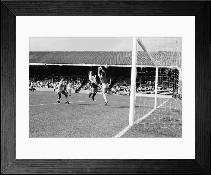 Framed Print : Reading 2-1 Walsall, league match at Elm Park, Saturday 7th September 1985 Framed Print : Reading 2-1 Walsall, league match at Elm Park, Saturday 7th September 1985