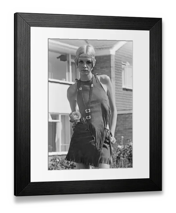 Framed Print : Twiggy, (real name Lesley Hornby) English model, seen in a Hippie gear outfit Framed Print : Twiggy, (real name Lesley Hornby) English model, seen in a Hippie gear outfit
