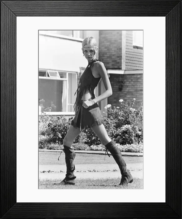 Framed Print : Twiggy, (real name Lesley Hornby) English model, seen in a Hippie gear outfit Framed Print : Twiggy, (real name Lesley Hornby) English model, seen in a Hippie gear outfit