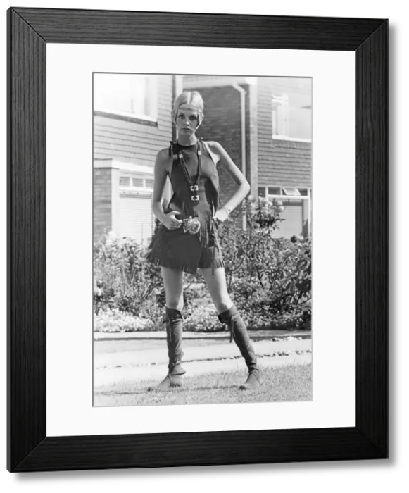 Framed Print : Twiggy, (real name Lesley Hornby) English model, seen in a Hippie gear outfit Framed Print : Twiggy, (real name Lesley Hornby) English model, seen in a Hippie gear outfit