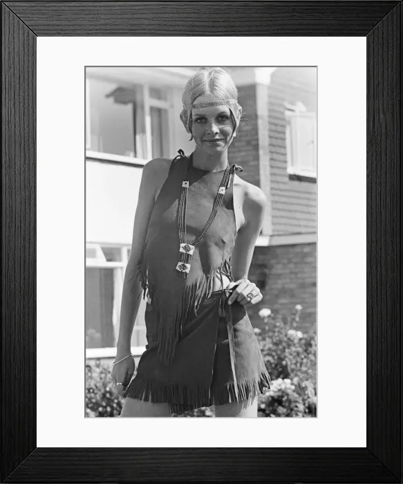 Framed Print : Twiggy, (real name Lesley Hornby) English model, seen in a Hippie gear outfit Framed Print : Twiggy, (real name Lesley Hornby) English model, seen in a Hippie gear outfit