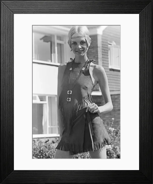 Framed Print : Twiggy, (real name Lesley Hornby) English model, seen in a Hippie gear outfit Framed Print : Twiggy, (real name Lesley Hornby) English model, seen in a Hippie gear outfit