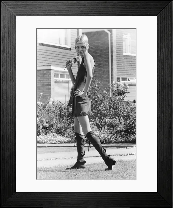 Framed Print : Twiggy, (real name Lesley Hornby) English model, seen in a Hippie gear outfit Framed Print : Twiggy, (real name Lesley Hornby) English model, seen in a Hippie gear outfit