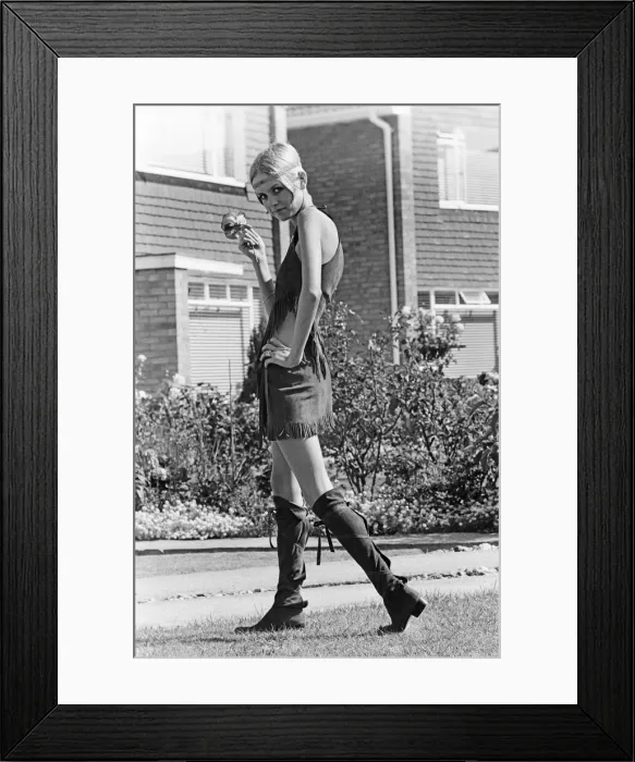 Framed Print : Twiggy, (real name Lesley Hornby) English model, seen in a Hippie gear outfit