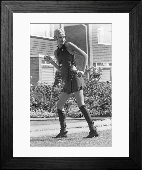 Framed Print : Twiggy, (real name Lesley Hornby) English model, seen in a Hippie gear outfit Framed Print : Twiggy, (real name Lesley Hornby) English model, seen in a Hippie gear outfit