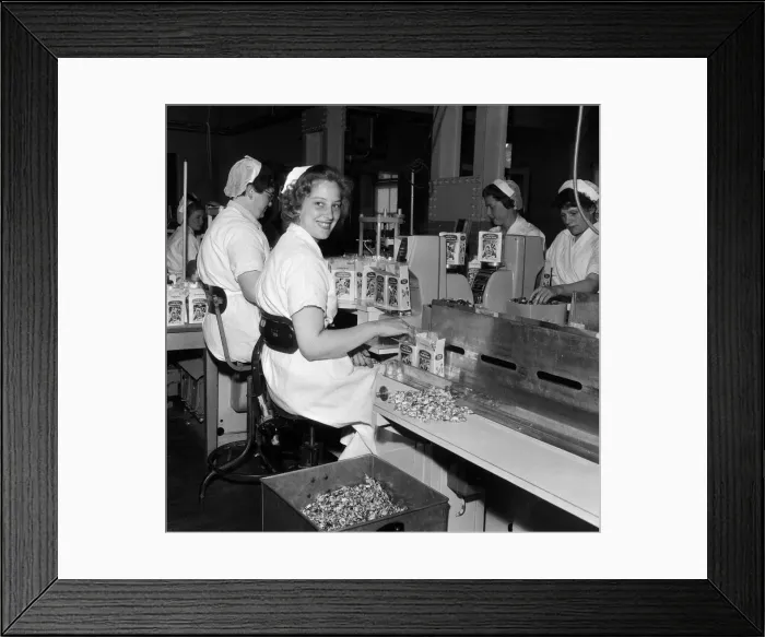 Framed Print : Mrs Mary Smith, aged 23, working at John Mackintosh sweet factory