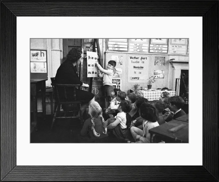 Framed Print : Pupils at Roxeth Primary School, Harrow, being taught English pronunciation using Framed Print : Pupils at Roxeth Primary School, Harrow, being taught English pronunciation using
