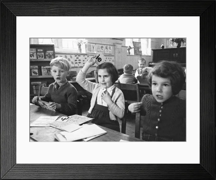Framed Print : Pupils at Roxeth Primary School, Harrow, being taught English pronunciation using Framed Print : Pupils at Roxeth Primary School, Harrow, being taught English pronunciation using
