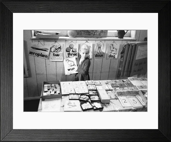 Framed Print : Pupils at Roxeth Primary School, Harrow, being taught English pronunciation using Framed Print : Pupils at Roxeth Primary School, Harrow, being taught English pronunciation using