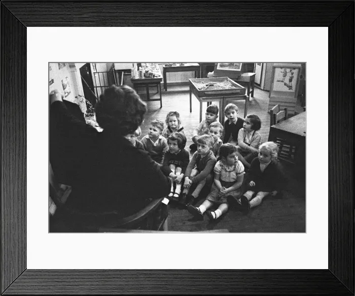 Framed Print : Pupils at Roxeth Primary School, Harrow, being taught English pronunciation using Framed Print : Pupils at Roxeth Primary School, Harrow, being taught English pronunciation using