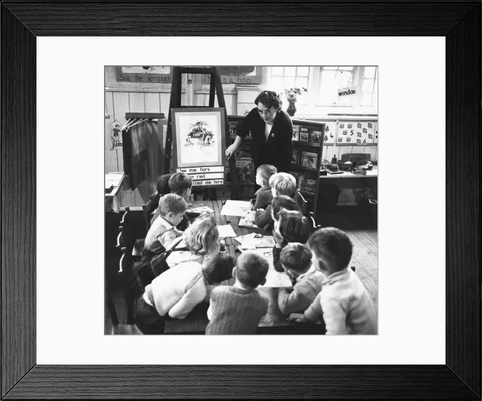 Framed Print : Pupils at Roxeth Primary School, Harrow, being taught English pronunciation using Framed Print : Pupils at Roxeth Primary School, Harrow, being taught English pronunciation using