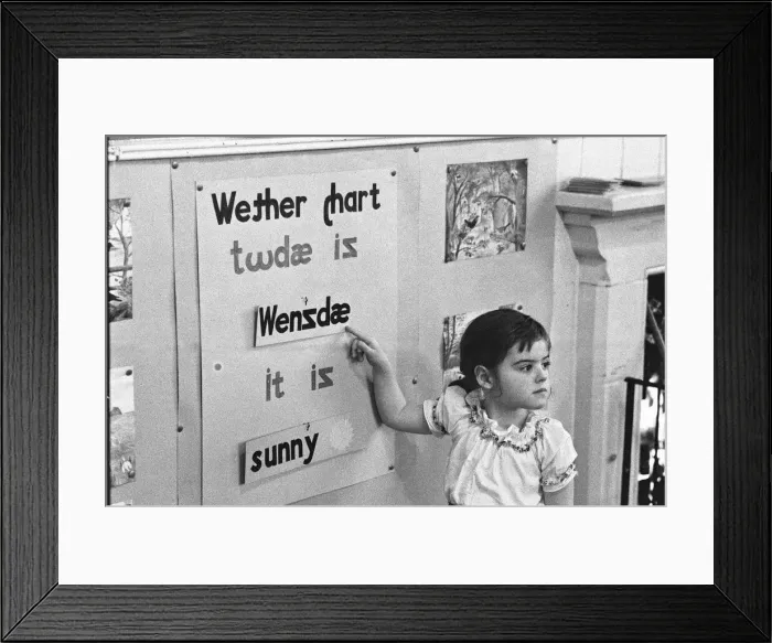 Framed Print : Pupils at Roxeth Primary School, Harrow, being taught English pronunciation using Framed Print : Pupils at Roxeth Primary School, Harrow, being taught English pronunciation using