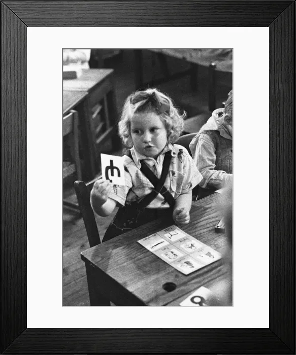 Framed Print : Pupils at Roxeth Primary School, Harrow, being taught English pronunciation using Framed Print : Pupils at Roxeth Primary School, Harrow, being taught English pronunciation using