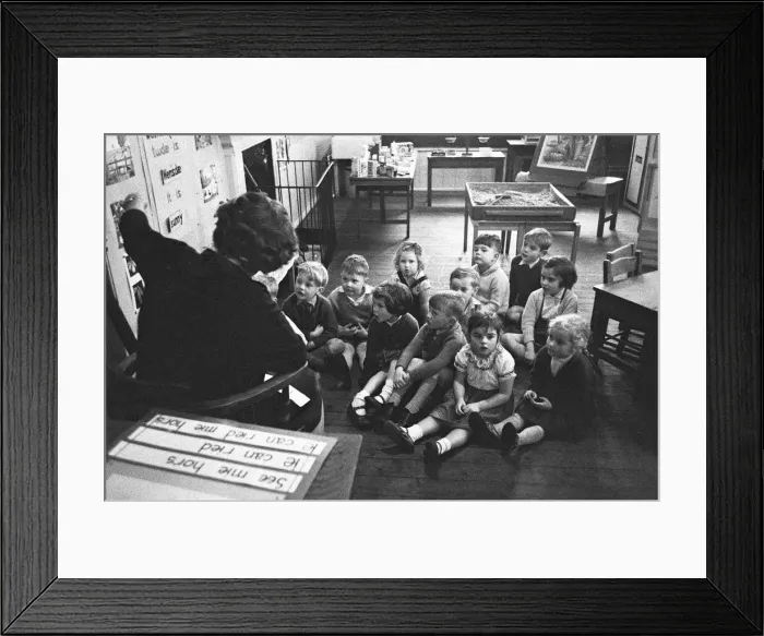 Framed Print : Pupils at Roxeth Primary School, Harrow, being taught English pronunciation using Framed Print : Pupils at Roxeth Primary School, Harrow, being taught English pronunciation using