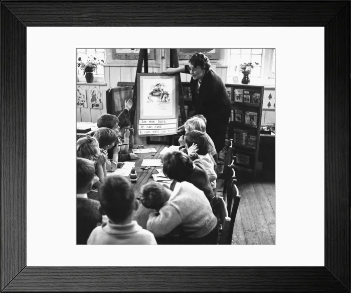 Framed Print : Pupils at Roxeth Primary School, Harrow, being taught English pronunciation using Framed Print : Pupils at Roxeth Primary School, Harrow, being taught English pronunciation using