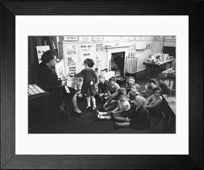 Framed Print : Pupils at Roxeth Primary School, Harrow, being taught English pronunciation using Framed Print : Pupils at Roxeth Primary School, Harrow, being taught English pronunciation using