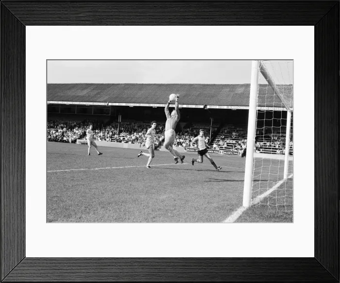 Framed Print : Reading 2-1 Walsall, league match at Elm Park, Saturday 7th September 1985 Framed Print : Reading 2-1 Walsall, league match at Elm Park, Saturday 7th September 1985
