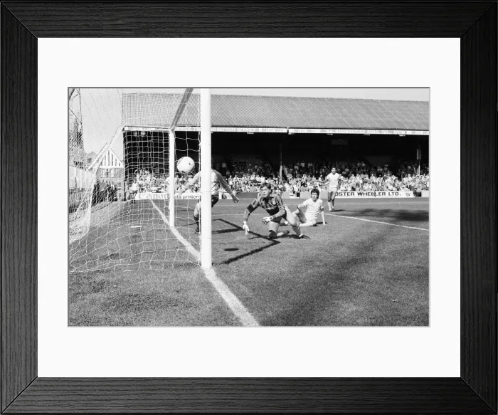 Framed Print : Reading 2-1 Walsall, league match at Elm Park, Saturday 7th September 1985 Framed Print : Reading 2-1 Walsall, league match at Elm Park, Saturday 7th September 1985