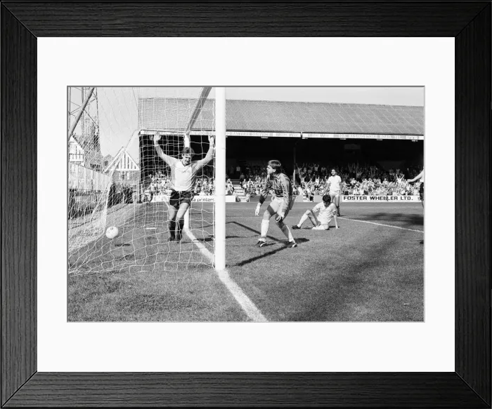 Framed Print : Reading 2-1 Walsall, league match at Elm Park, Saturday 7th September 1985 Framed Print : Reading 2-1 Walsall, league match at Elm Park, Saturday 7th September 1985