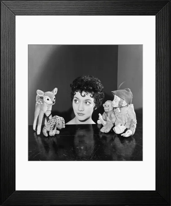 Framed Print : Amanda Barrie, aged 20, appearing in Five Past Eight at the Kings Theatre Framed Print : Amanda Barrie, aged 20, appearing in Five Past Eight at the Kings Theatre