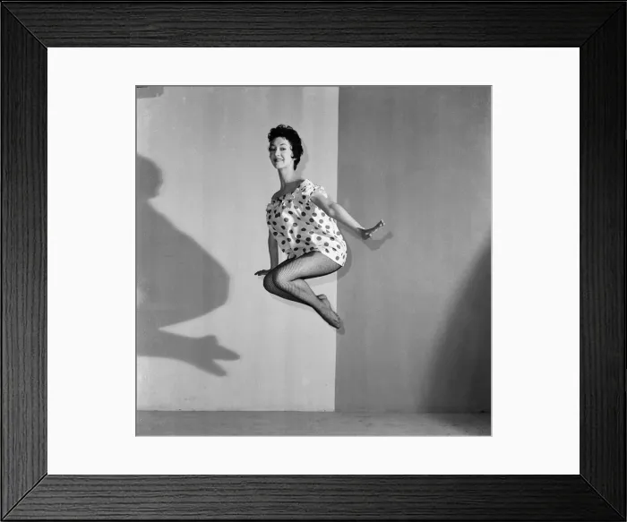 Framed Print : Amanda Barrie, aged 20, appearing in Five Past Eight at the Kings Theatre Framed Print : Amanda Barrie, aged 20, appearing in Five Past Eight at the Kings Theatre
