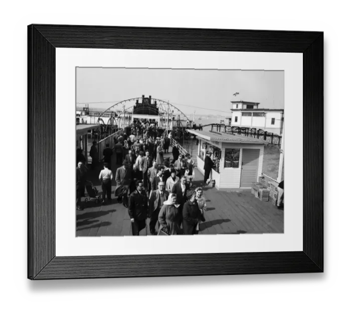 Framed Print : Holiday crowds in Southend, Essex. 23rd April 1957 Framed Print : Holiday crowds in Southend, Essex. 23rd April 1957