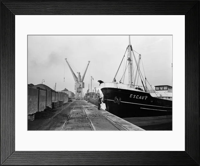 Framed Print : Ipswich docks, Suffolk. 7th Januray 1965