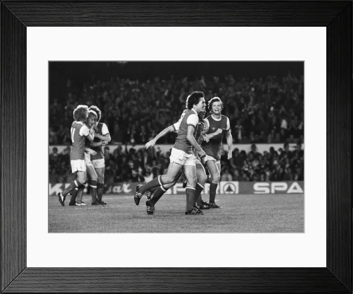 Framed Print : UEFA Cup First Round First Leg match at Highbury. Arsenal 3 v FC Leipzig 0 Framed Print : UEFA Cup First Round First Leg match at Highbury. Arsenal 3 v FC Leipzig 0