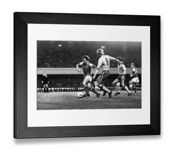 Framed Print : UEFA Cup First Round First Leg match at Highbury. Arsenal 3 v FC Leipzig 0 Framed Print : UEFA Cup First Round First Leg match at Highbury. Arsenal 3 v FC Leipzig 0