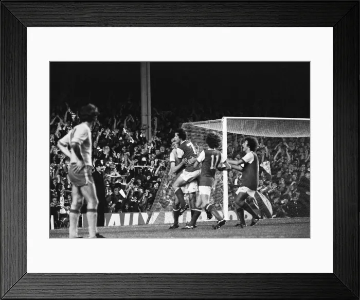 Framed Print : UEFA Cup First Round First Leg match at Highbury. Arsenal 3 v FC Leipzig 0 Framed Print : UEFA Cup First Round First Leg match at Highbury. Arsenal 3 v FC Leipzig 0