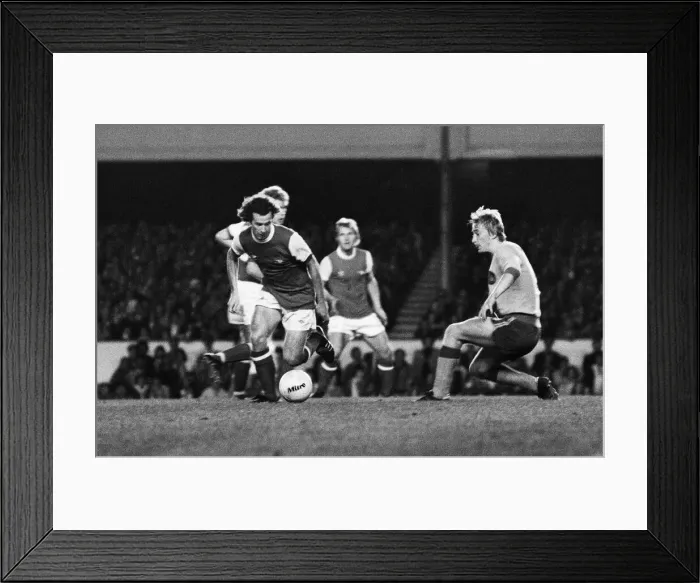 Framed Print : UEFA Cup First Round First Leg match at Highbury. Arsenal 3 v FC Leipzig 0