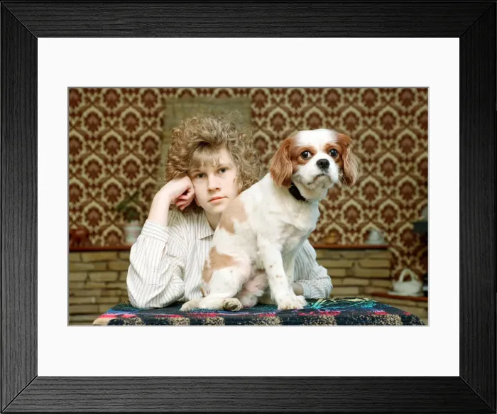 Framed Print : Mrs Sarah Simmonds with her King Charles Spaniel dog, who Framed Print : Mrs Sarah Simmonds with her King Charles Spaniel dog, who