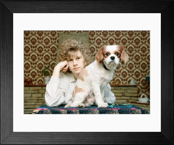 Framed Print : Mrs Sarah Simmonds with her King Charles Spaniel dog, who Framed Print : Mrs Sarah Simmonds with her King Charles Spaniel dog, who