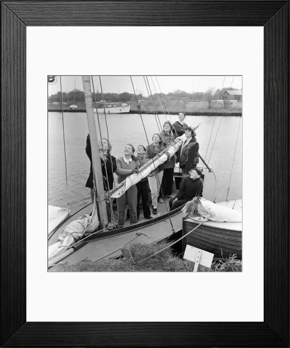 Framed Print : Pupils of Clarendon Secondary Modern School, South Oxhey, Watford, Hertfordshire Framed Print : Pupils of Clarendon Secondary Modern School, South Oxhey, Watford, Hertfordshire