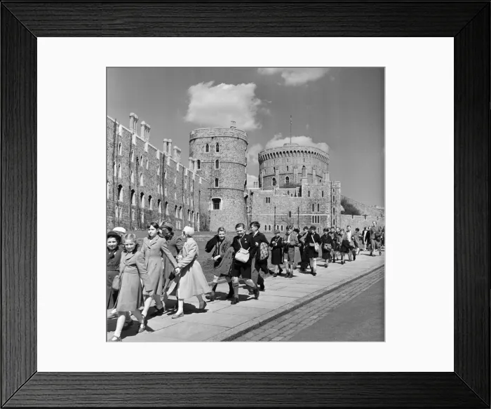 Framed Print : Sightseeing at Windsor Castle. 18th May 1955 Framed Print : Sightseeing at Windsor Castle. 18th May 1955