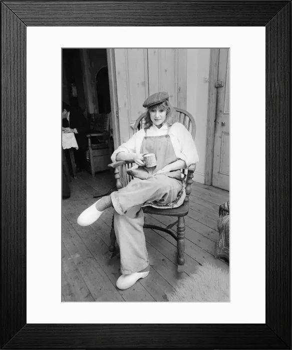 Framed Print : Photo shows Helen Mirren seated in her country Windsor chair wearing her favourite cap