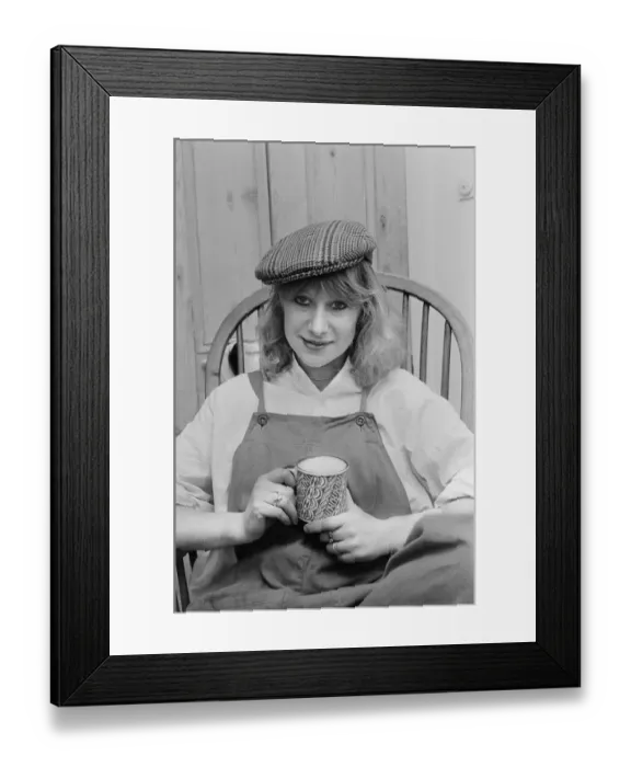 Framed Print : Photo shows Helen Mirren seated in her country Windsor chair wearing her favourite cap