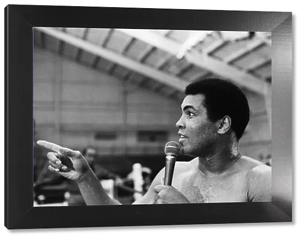 (Picture shows) Muhammad Ali talking to his fans at pre fight press conference for