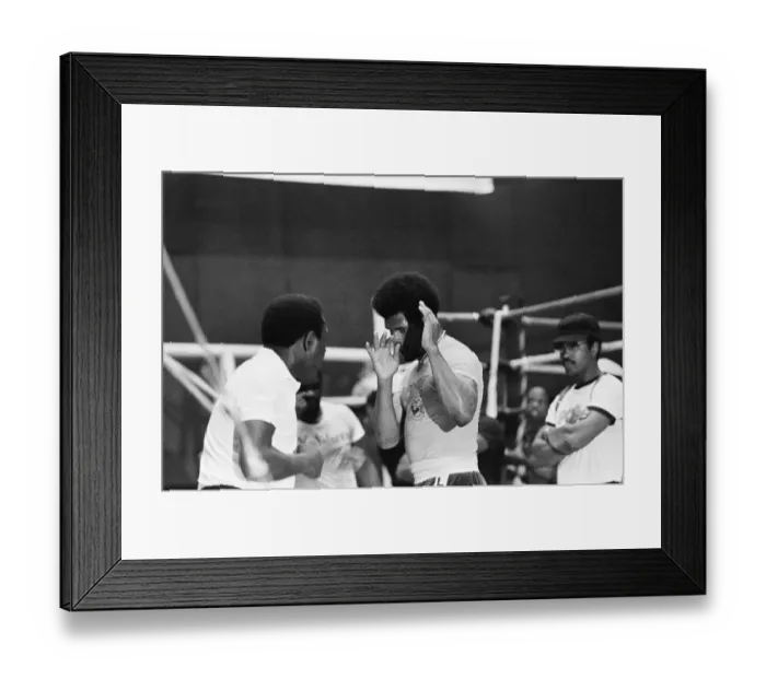 Framed Print : Leon Spinks (centre) training ahead of his second fight with Muhammad Ali Framed Print : Leon Spinks (centre) training ahead of his second fight with Muhammad Ali