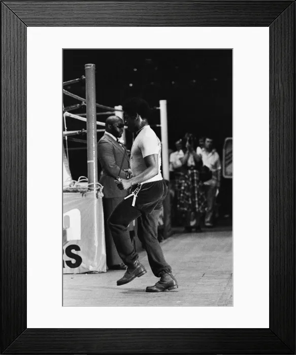 Framed Print : Leon Spinks training ahead of his second fight with Muhammad Ali under the watchful eye Framed Print : Leon Spinks training ahead of his second fight with Muhammad Ali under the watchful eye