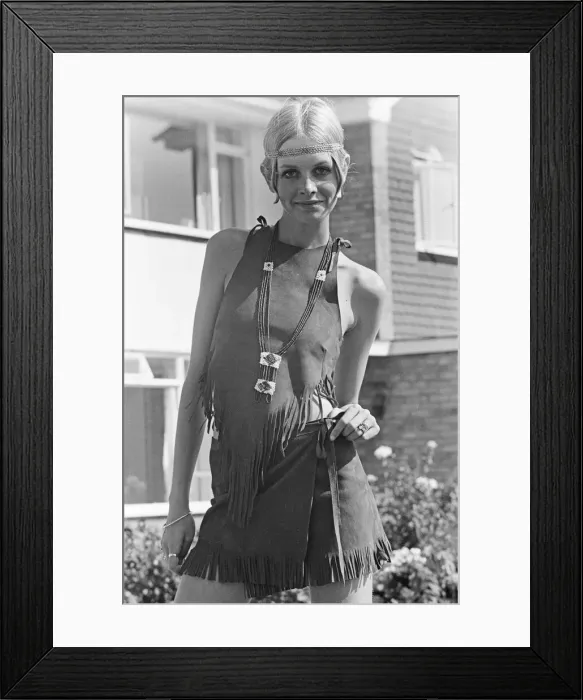 Framed Print : Twiggy, (real name Lesley Hornby) English model, seen in a Hippy gear outfit