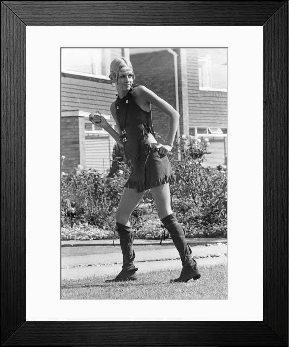 Framed Print : Twiggy, (real name Lesley Hornby) English model, seen in a Hippy gear outfit